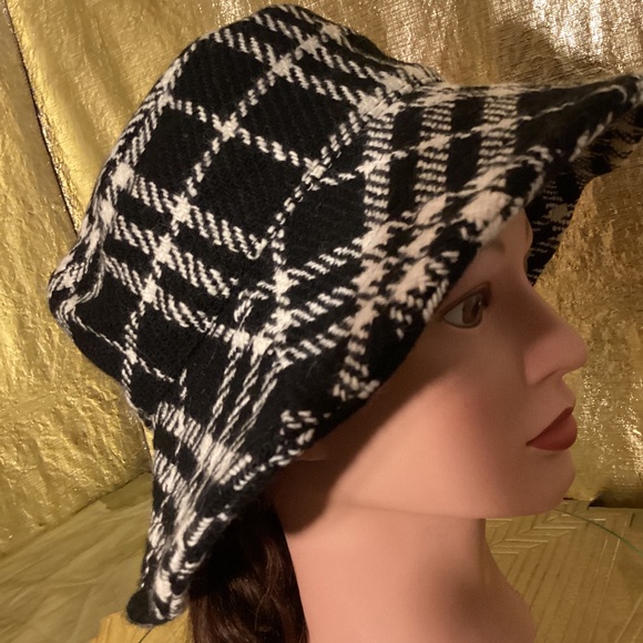 Burberry bucket hat - Picture 1 of 5